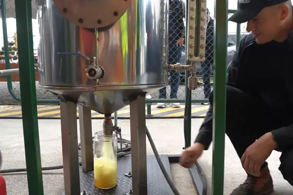 Plastikgas - De plástico a gasolina