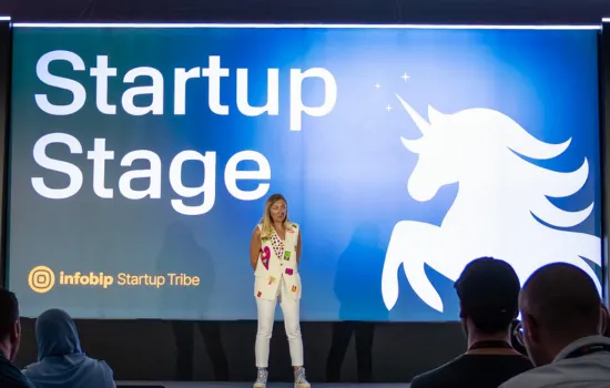 Directivos de Startup Tribe de Infobit, explicando el programa en la presentación de aniversario